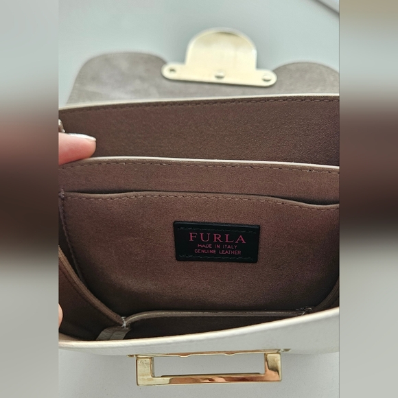 Ferla Metro Crossbody Handbag 👜 - Picture 4 of 10